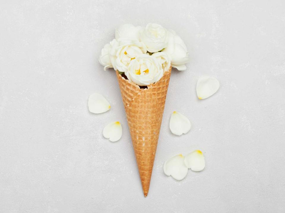 Blumendekorationen auf den Hochzeit Tischen